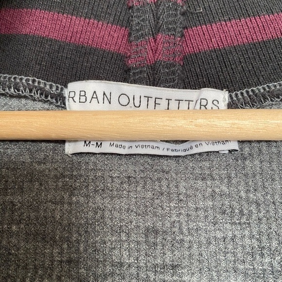 UO V-NECK RED & GRAY VARSITY SWEATER SIZE MEDIUM - Picture 2 of 3